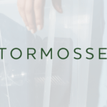 Kuvassa näkyy kierrätystä sekä Stormossonin logo